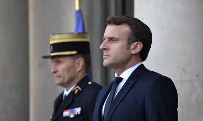 Här får Macron en smäll på käften