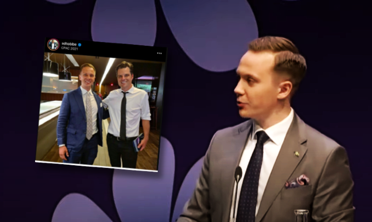Här poserar Tobias Andersson med våldtäktsledamoten