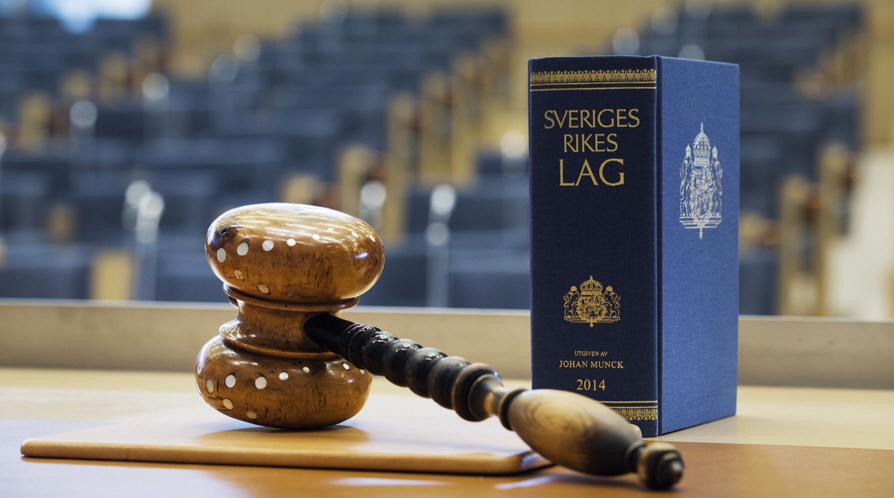 Föll sex meter från hemmagjord hisskorg – nu döms företagarna