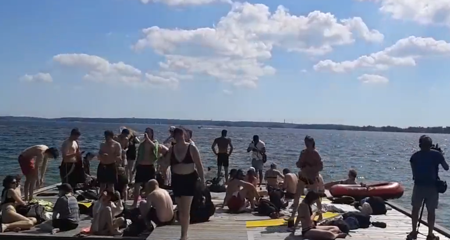 Aktivister återtog stulen badstrand i Täby