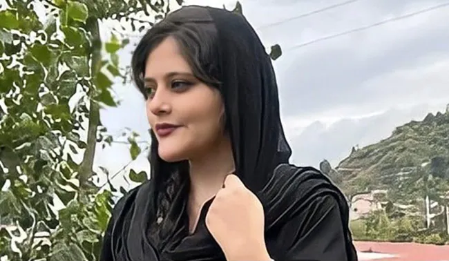Stora protester i Iran efter ung kvinnas död