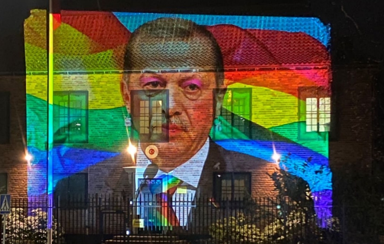 Aktivister projicerade ”Gay-Erdogan” på turkiets ambassad