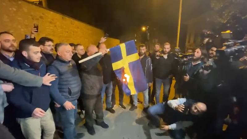 Här bränner dom svenska flaggan utanför konsulatet i Istanbul