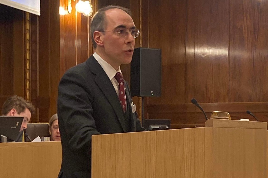 M-politiker förnekar att Mussolini var diktator