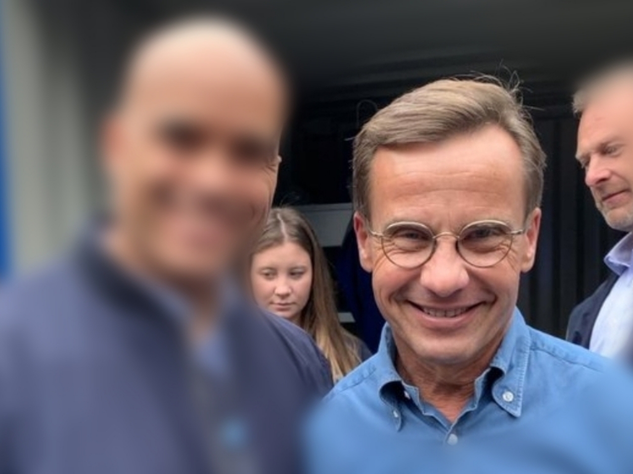 Här poserar Ulf Kristersson med våldsbejakande extremist