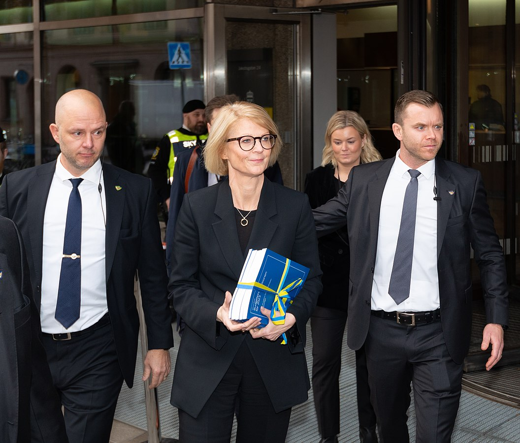 Finansministern bryter mot riksdagens regler