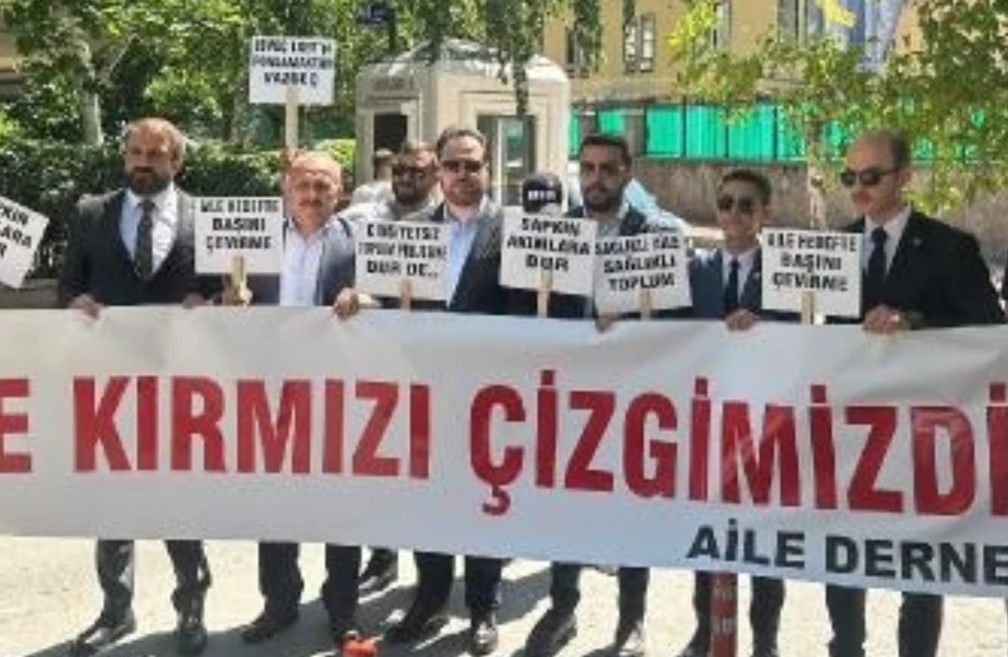 Protester utanför svenska ambassaden i Turkiet