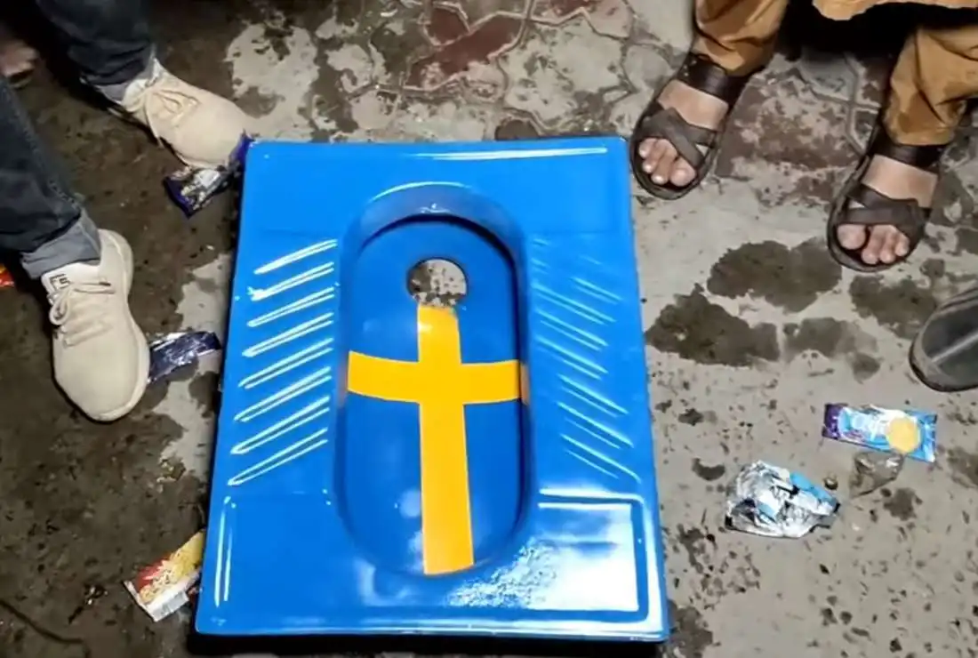 Islamister målar den svenska flaggan på sina toaletter