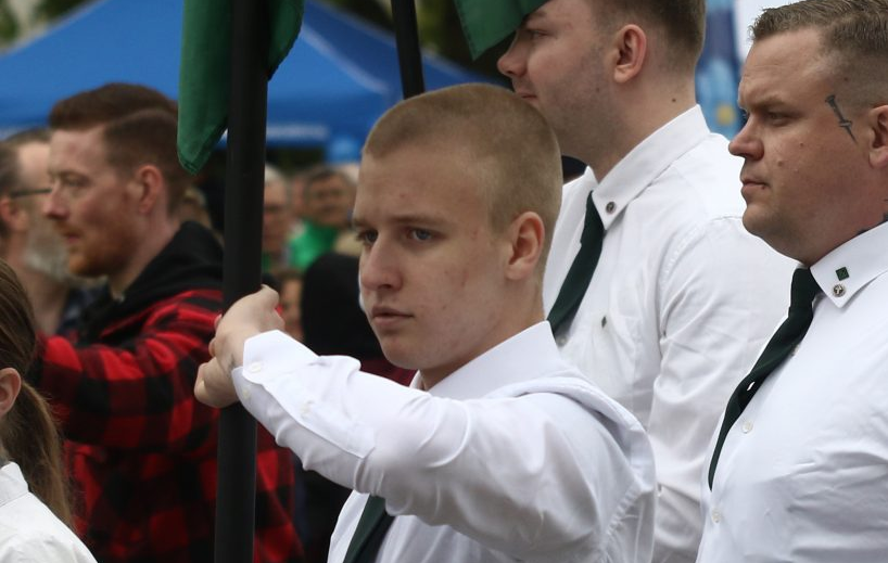 Nazist häktad för mord i det pågående gängkriget