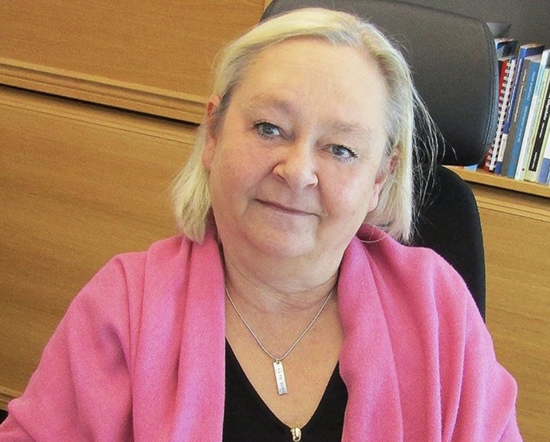 Skär ner i skolan – chockhöjer politikerlönerna
