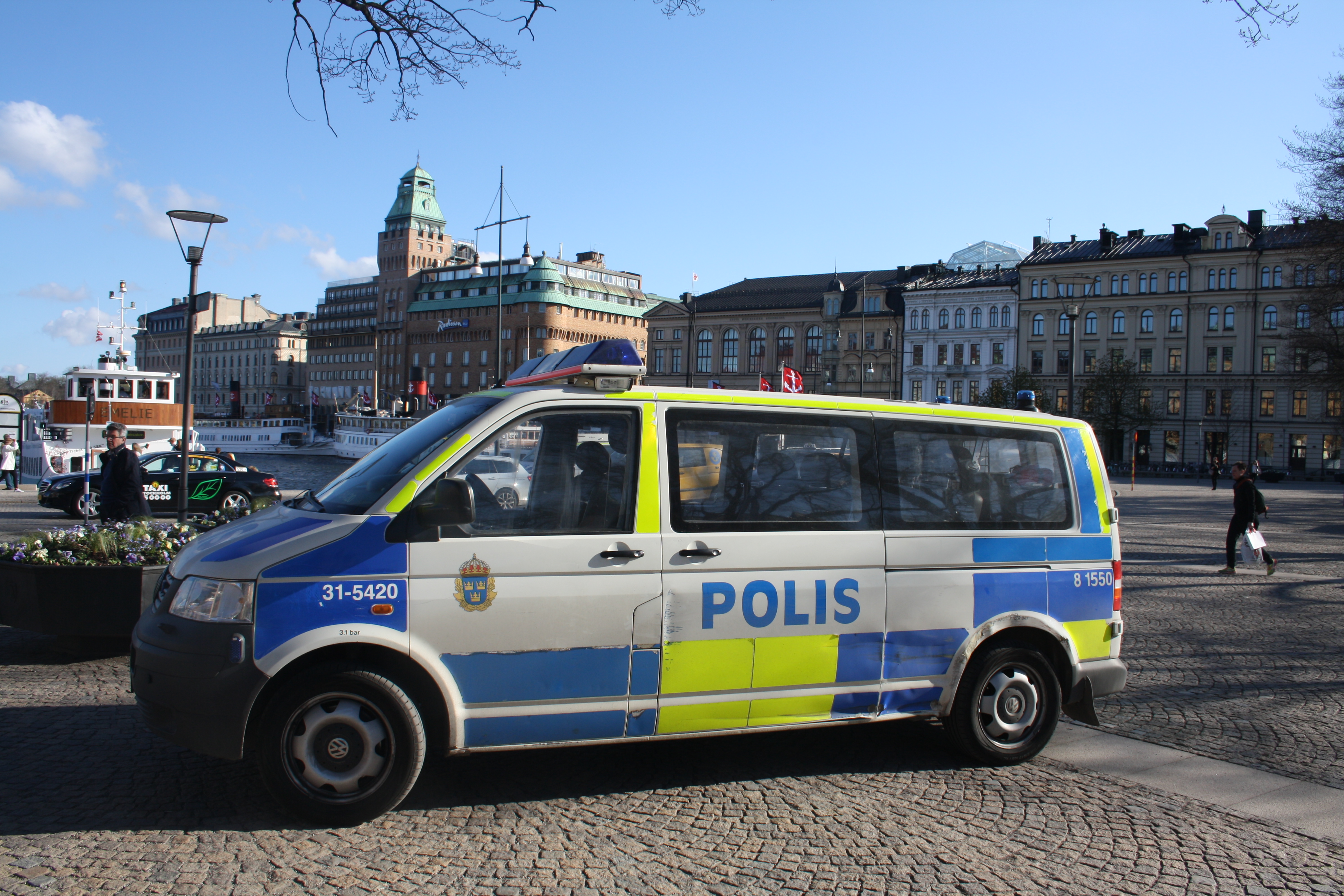 Svensk polisbil parkerad vid Nybroplan i Stockholm.
