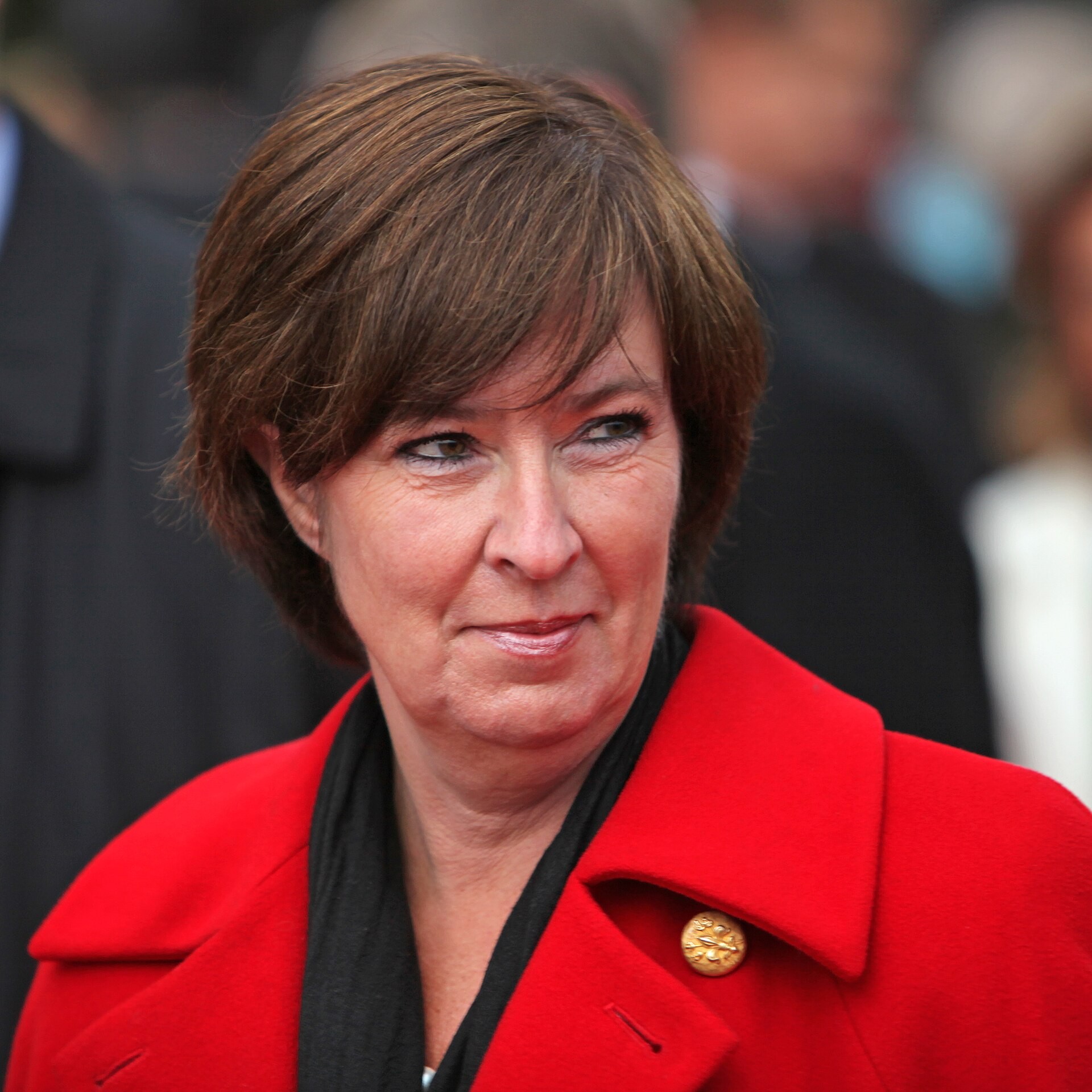 Mona Sahlin i röd kappa och svart halsduk.