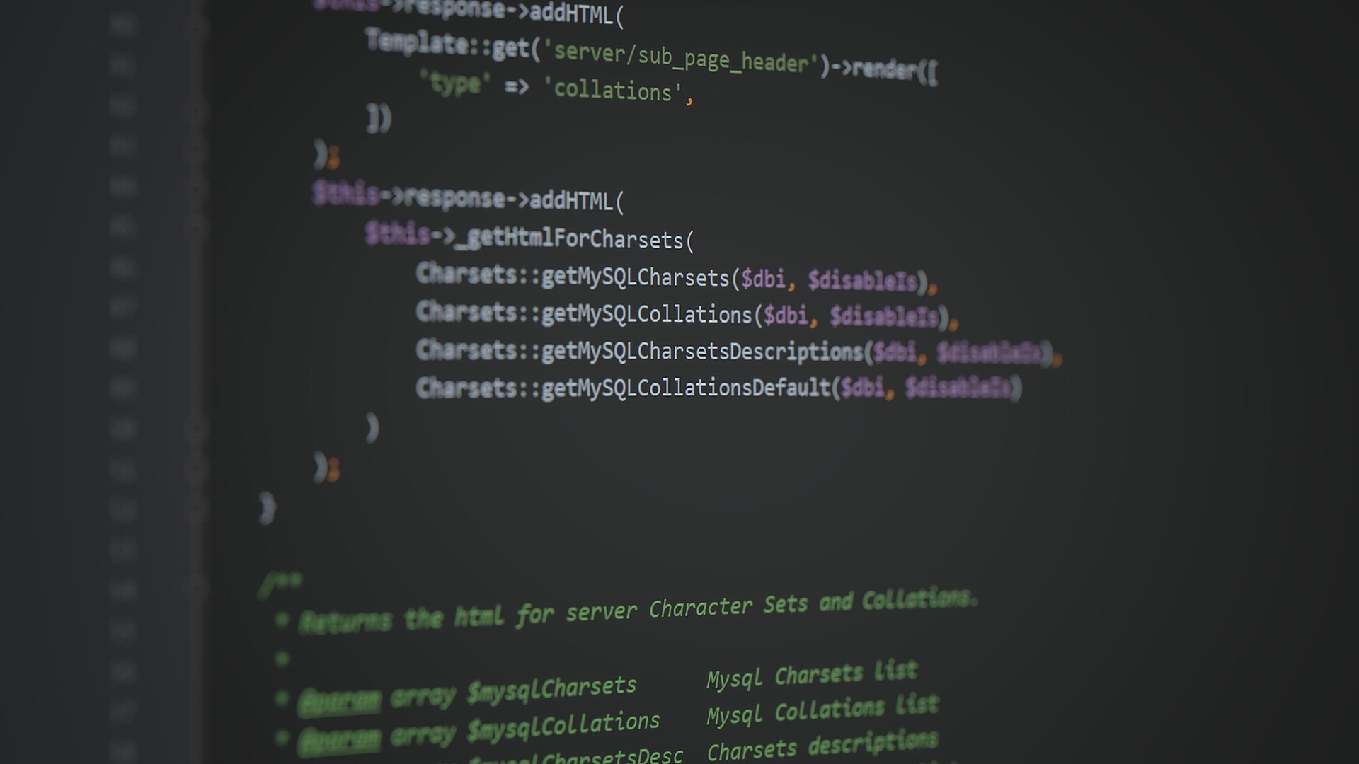 Närbild av färgmarkerad PHP-kod på en mörk datorskärm.