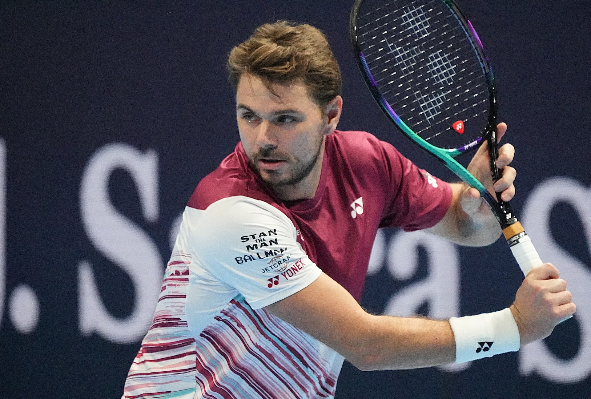 Stan Wawrinka med ett tennisracket i händerna.
