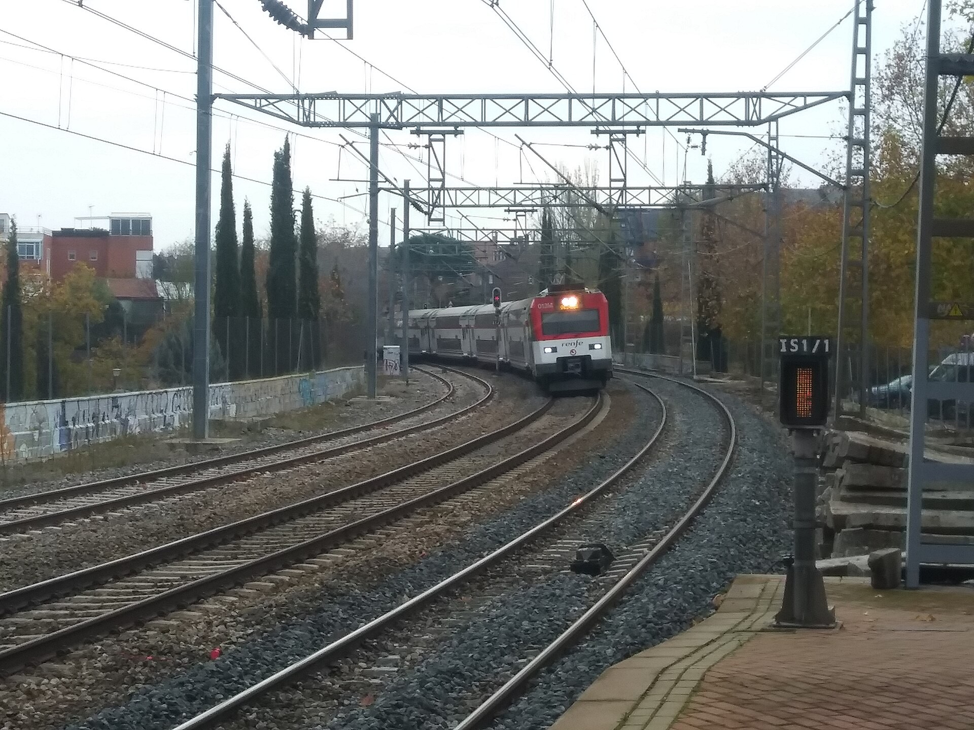 Ett Renfe-tåg på böjda järnvägsspår under kontaktledningar.