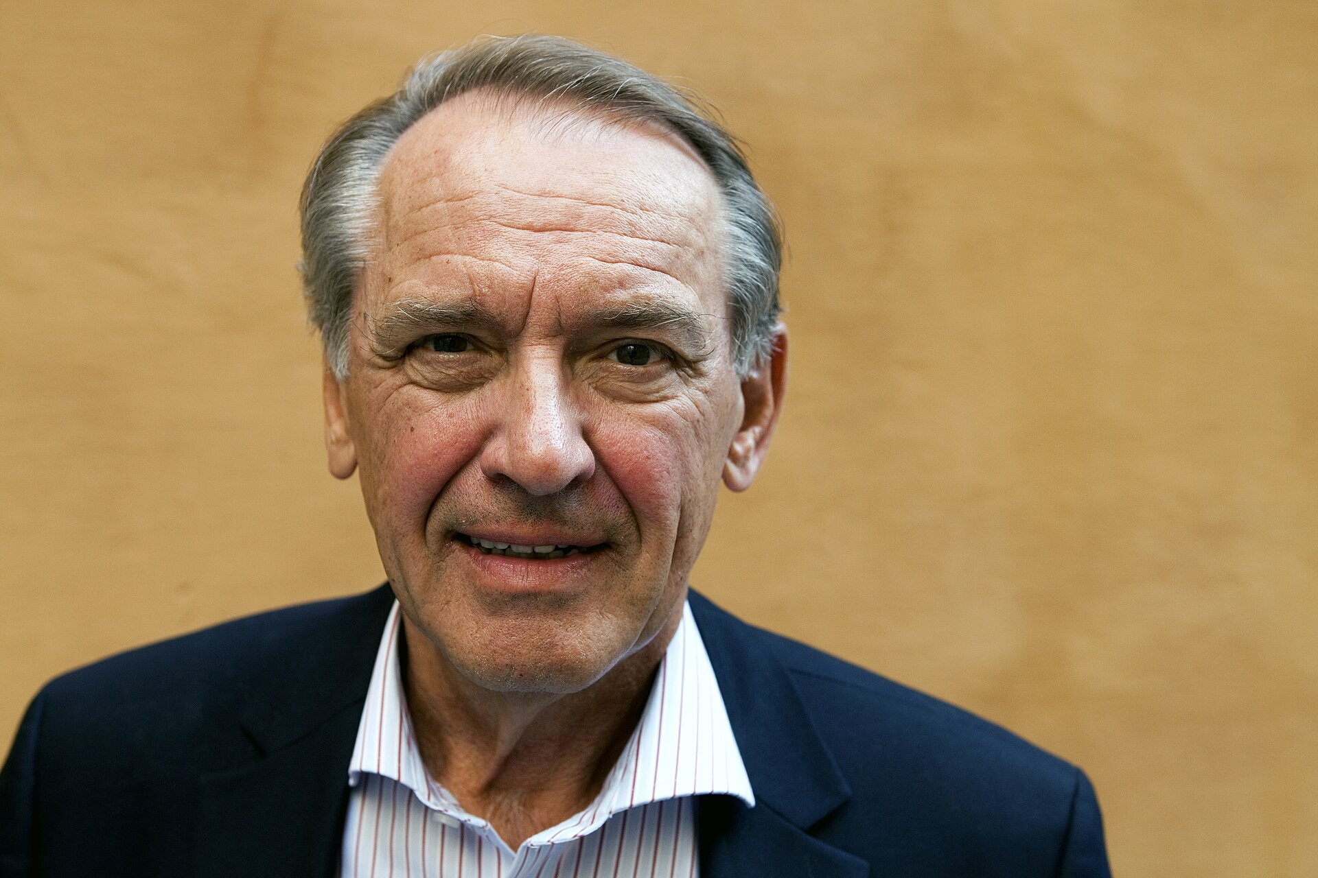 Jan Eliasson i mörk kavaj och randig skjorta.