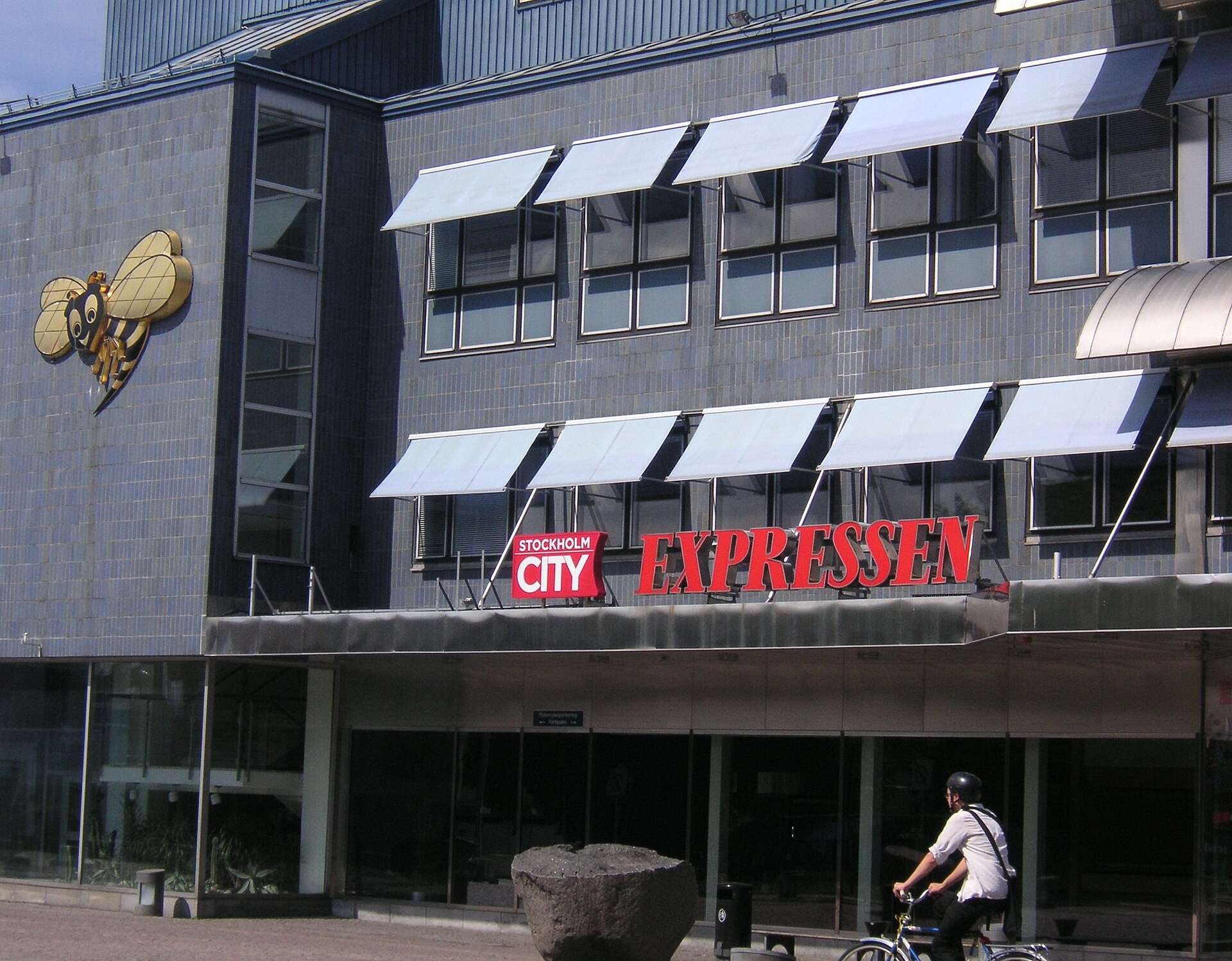 En fasad med skyltarna Expressen och Stockholm City ovanför en entré.